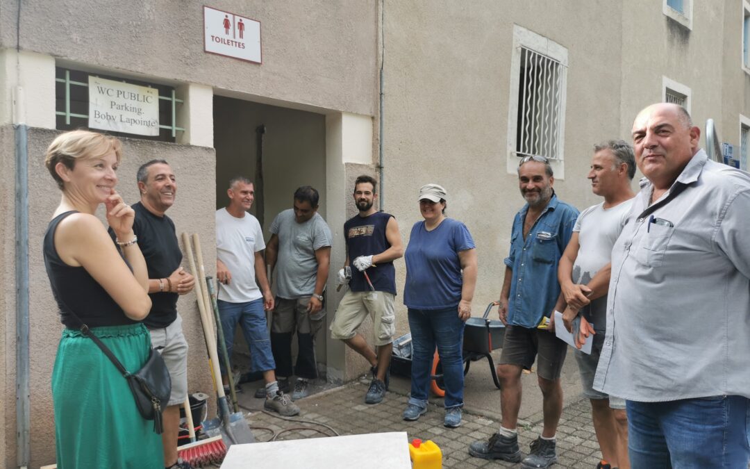 Rénovation et mise en accessibilité des sanitaires publics du parking Boby Lapointe : la Ville de Pézenas poursuit son engagement en faveur de l’insertion
